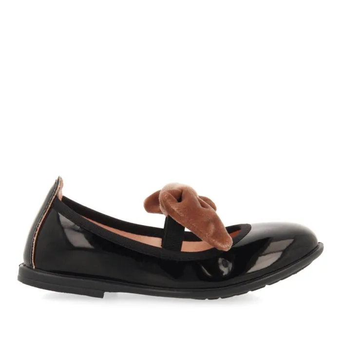 Rothes girls' black patent ballet flats with a detachable bow