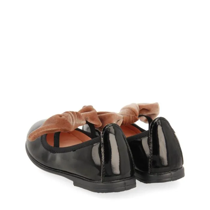 Rothes girls' black patent ballet flats with a detachable bow