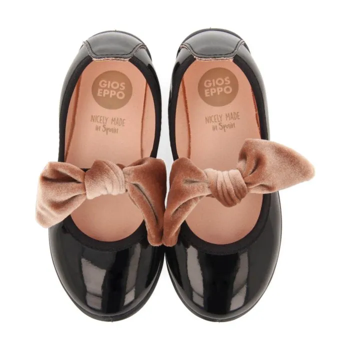 Rothes girls' black patent ballet flats with a detachable bow