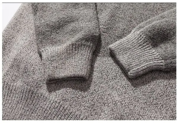 Round neck knitwear jumper for men with subtle color blocs